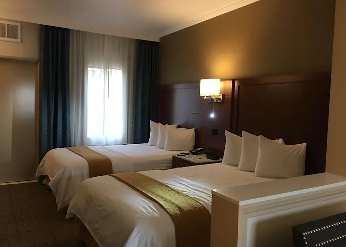 Hotel with pool: Quality Suites John Wayne Airport