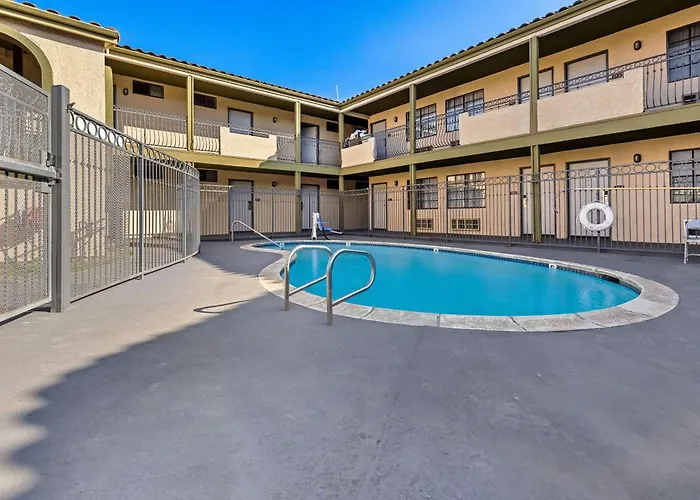 Hotel with pool: Rodeway Inn Santa Ana - Garden Grove